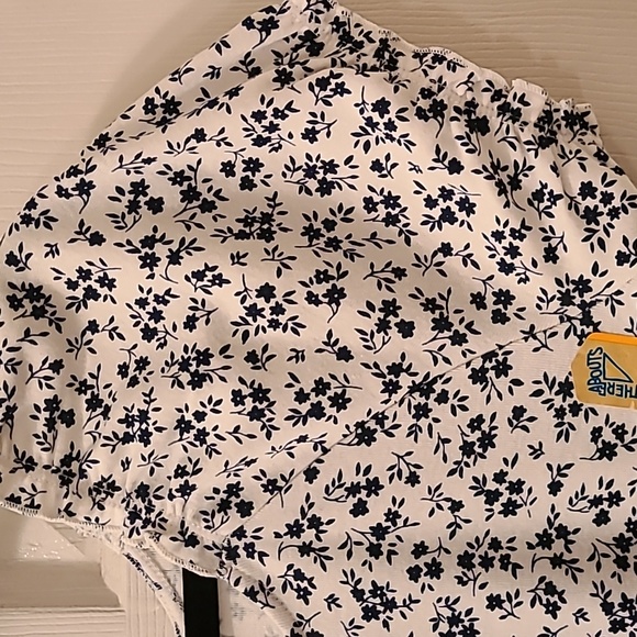 THEREABOUTS GIRLS BLACK AND WHITE FLORAL SHORT SLEEVE TOP SIZE LARGE 14.5/16.5P - Picture 3 of 7